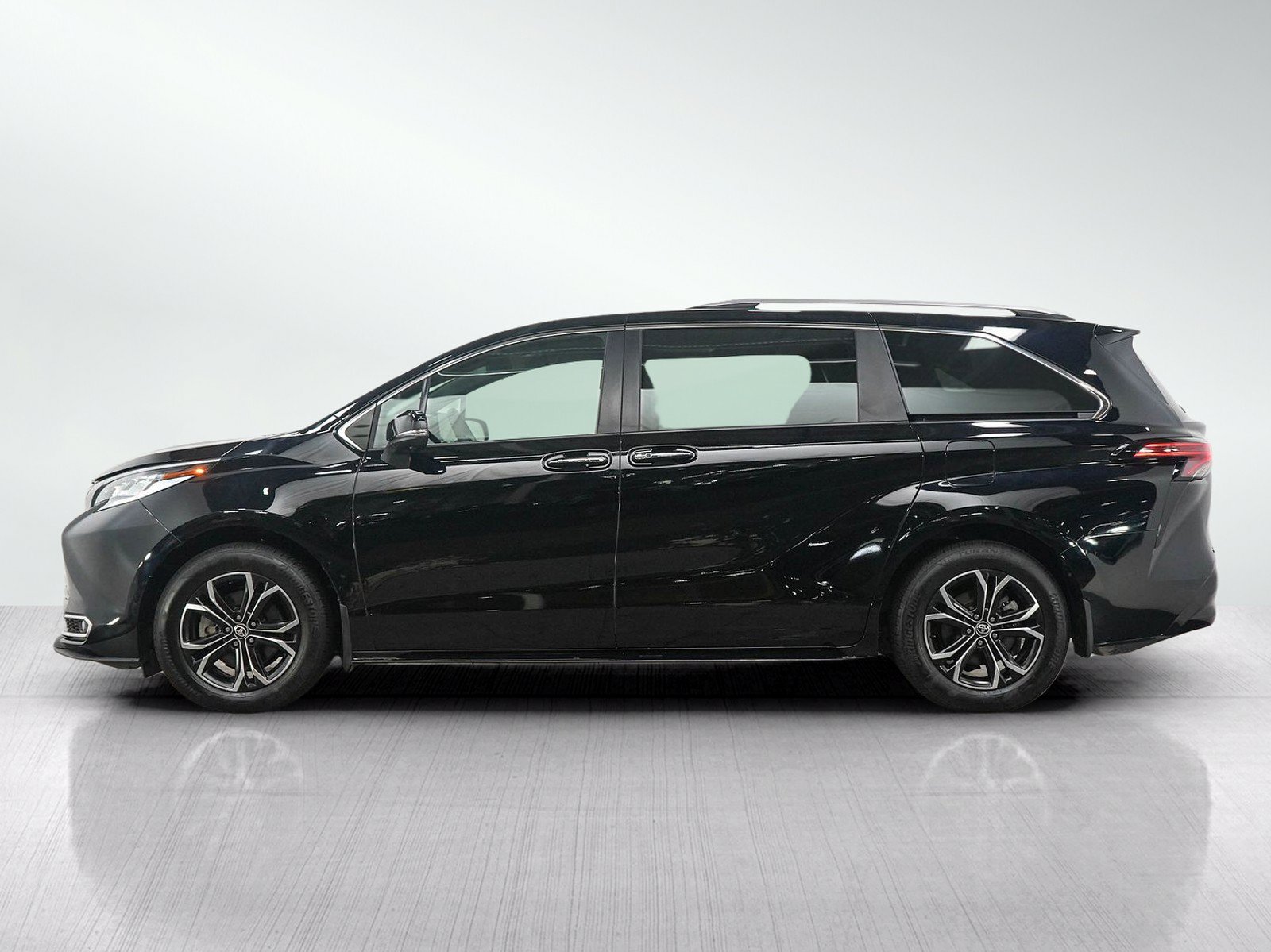Used 2025 Toyota Sienna AWD image 2