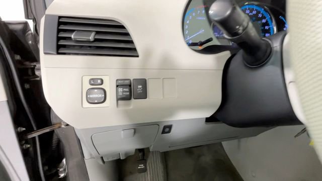 Used 2012 Toyota Sienna XLE FWD image 22