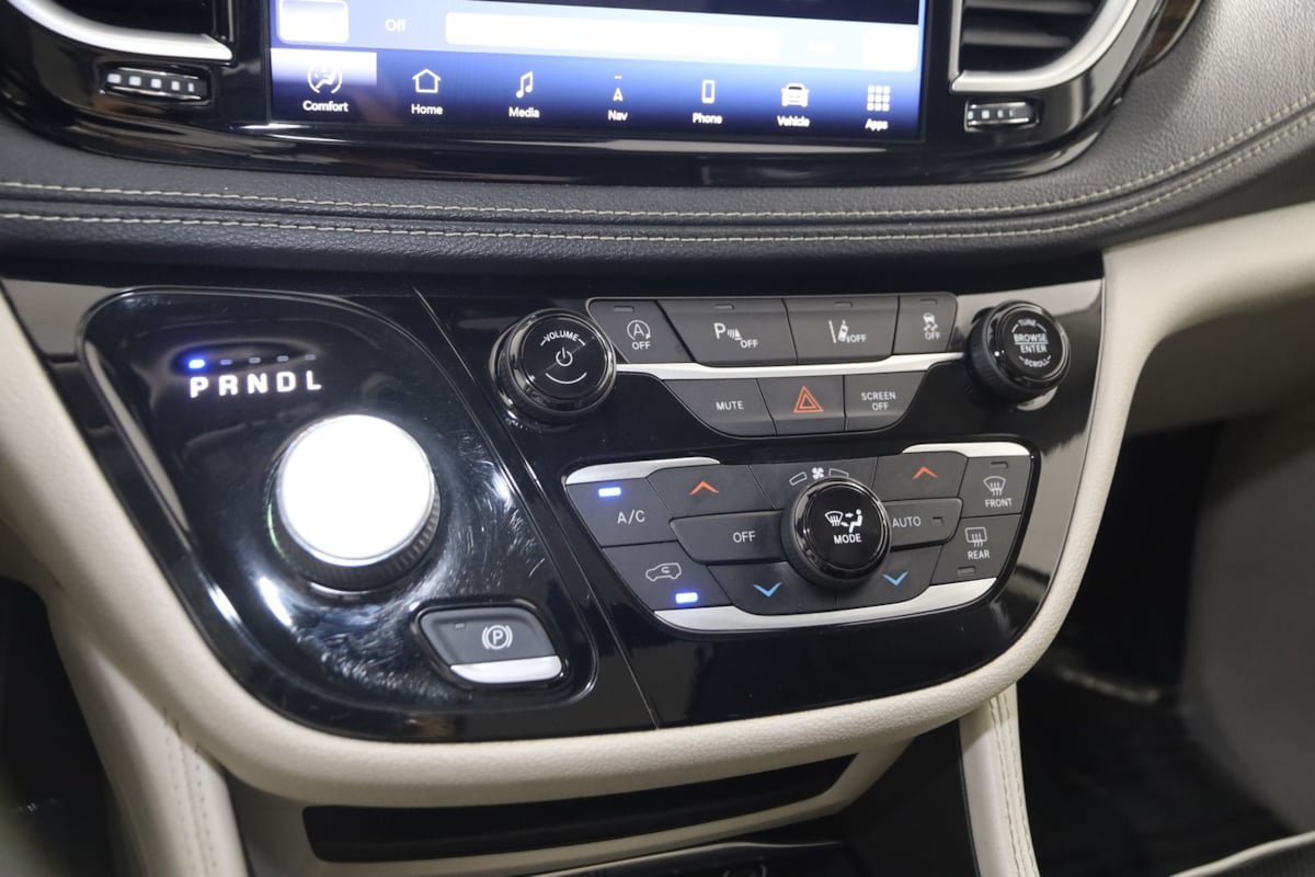 Used 2021 Chrysler Pacifica Limited AWD/4WD image 32