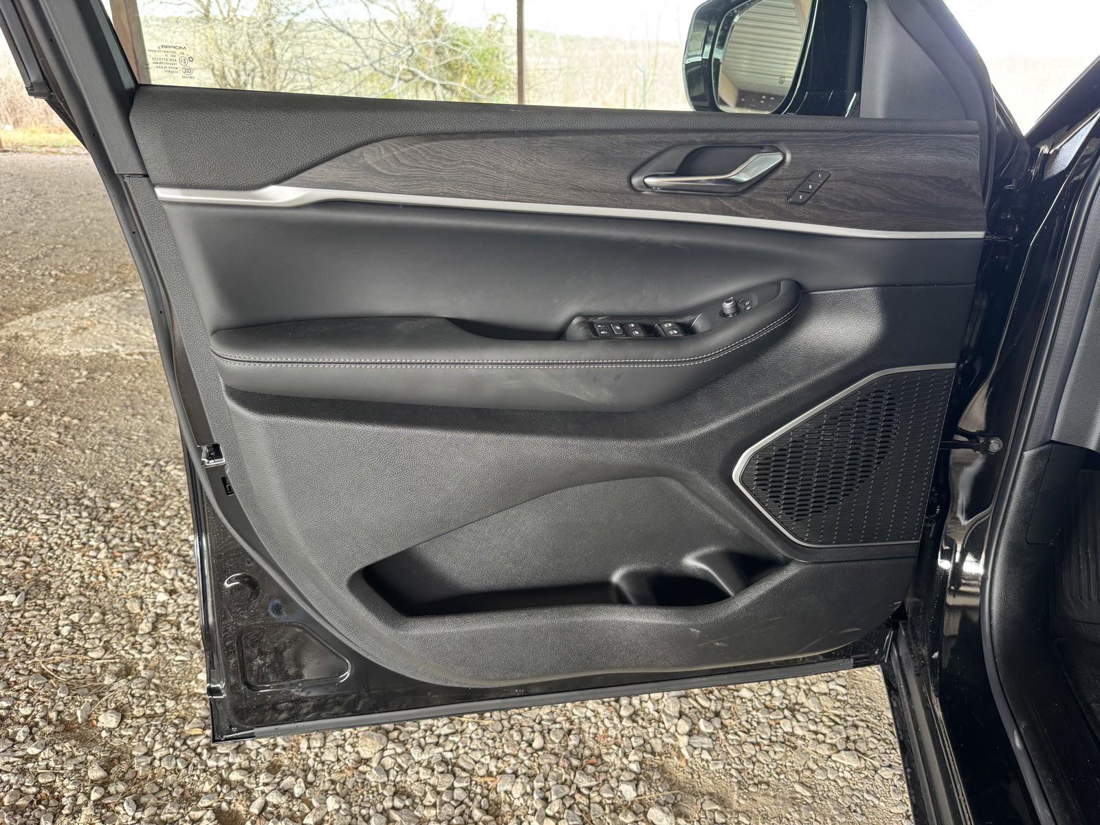 New 2025 Jeep Grand Cherokee L Limited w/ Black Appearance Package image 21