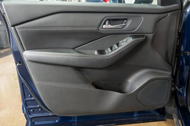 Used 2025 Nissan Rogue SV w/ SV Premium Package image 19