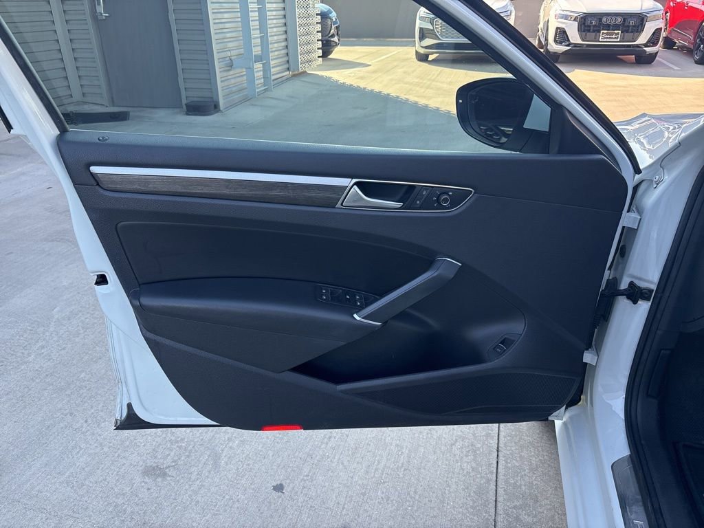 Used 2017 Volkswagen Passat 3.6 SEL Premium image 10