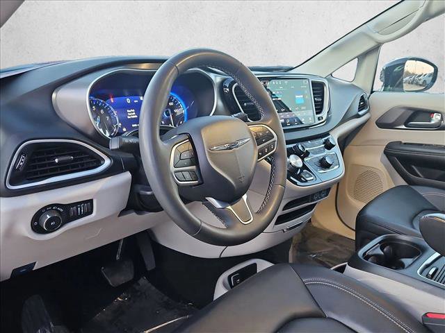 Used 2024 Chrysler Pacifica Touring-L image 10