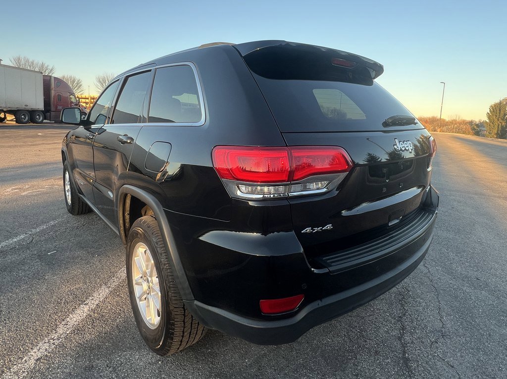 Used 2018 Jeep Grand Cherokee Laredo image 3