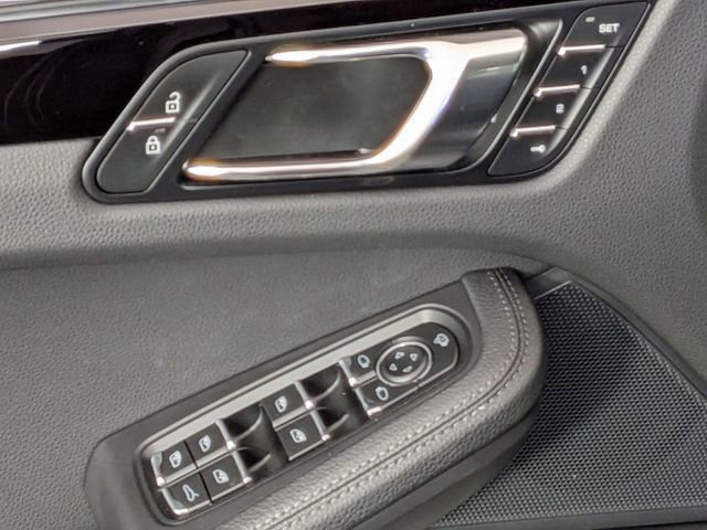 Used 2023 Porsche Macan Turbo image 13