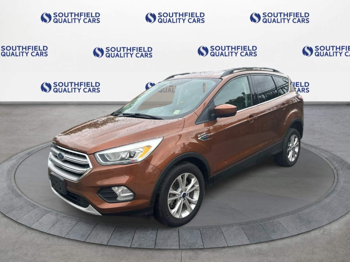 Used 2017 Ford Escape SE w/ Equipment Group 201A AWD/4WD image 2