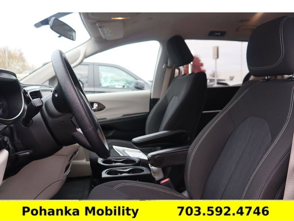 Used 2020 Chrysler Voyager L image 23