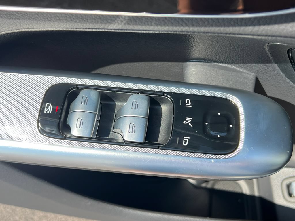Used 2025 Mercedes-Benz GLC 300 4MATIC w/ AMG Line image 11