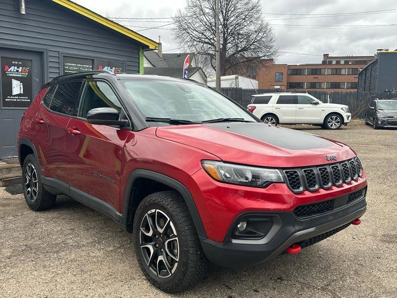 Used 2025 Jeep Compass Trailhawk AWD/4WD image 2