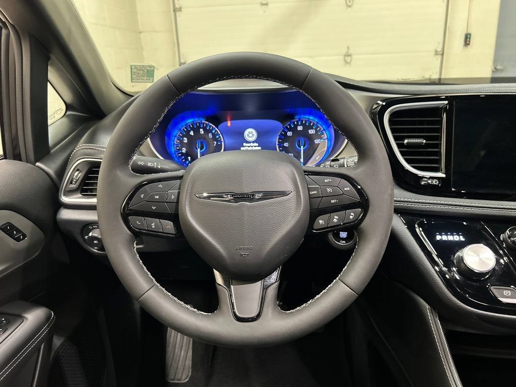 Used 2024 Chrysler Pacifica Limited w/ S Appearance Package FWD image 17