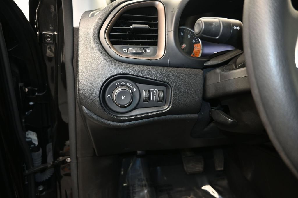 Used 2023 Jeep Renegade Latitude AWD/4WD image 12