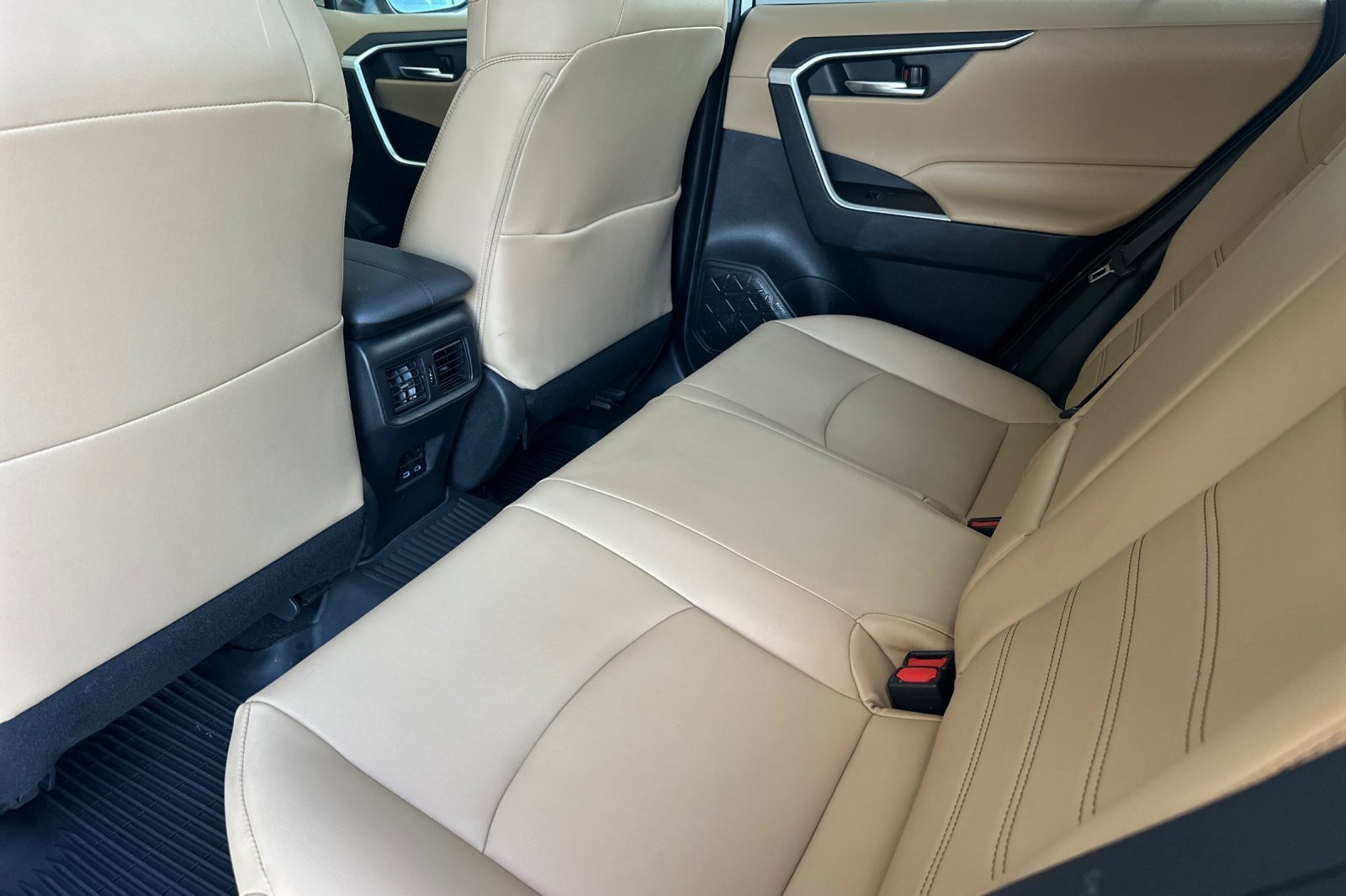 Certified 2022 Toyota RAV4 XLE Premium AWD/4WD image 11