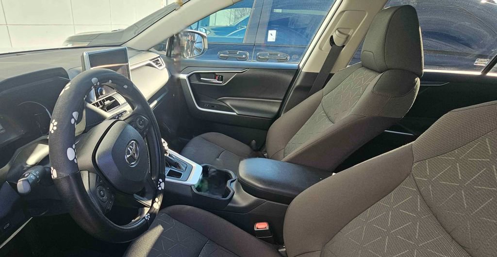 Used 2023 Toyota RAV4 XLE w/ Convenience Package image 7