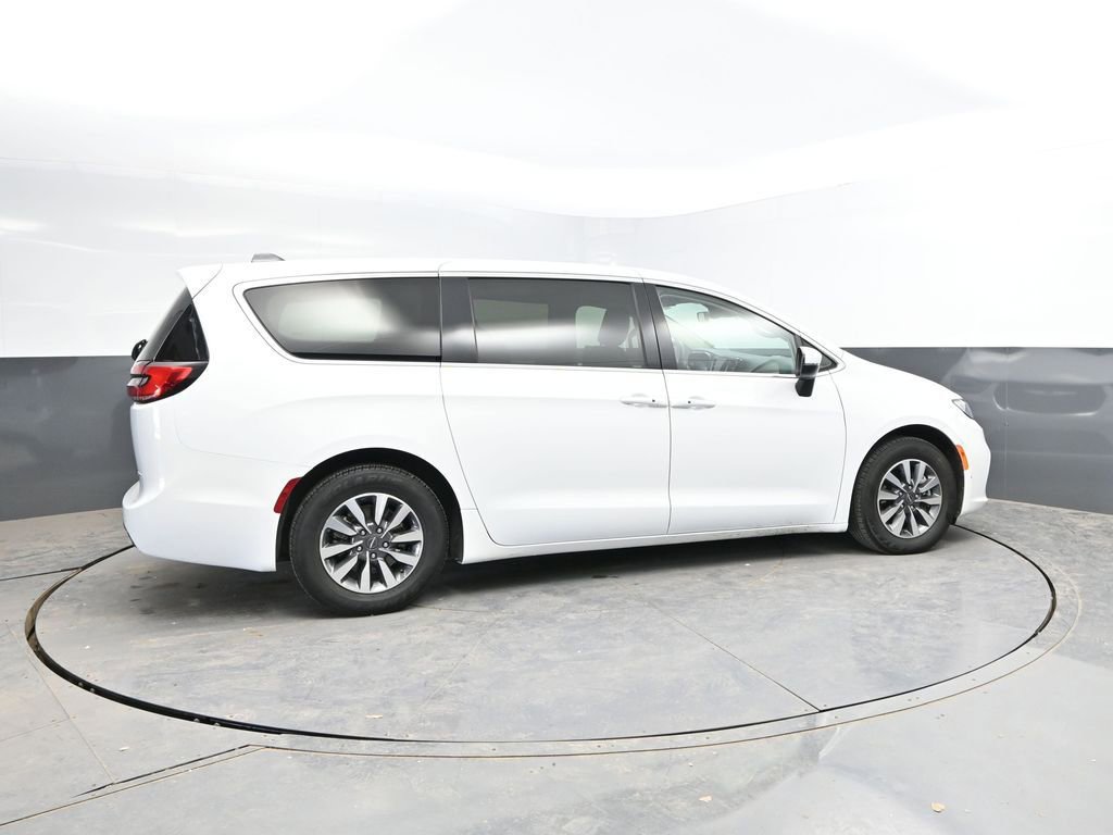 Used 2023 Chrysler Pacifica Touring-L FWD image 10