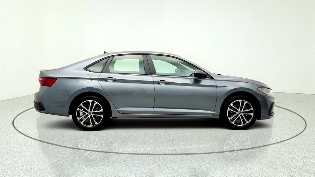 Used 2025 Volkswagen Jetta Sport FWD image 4