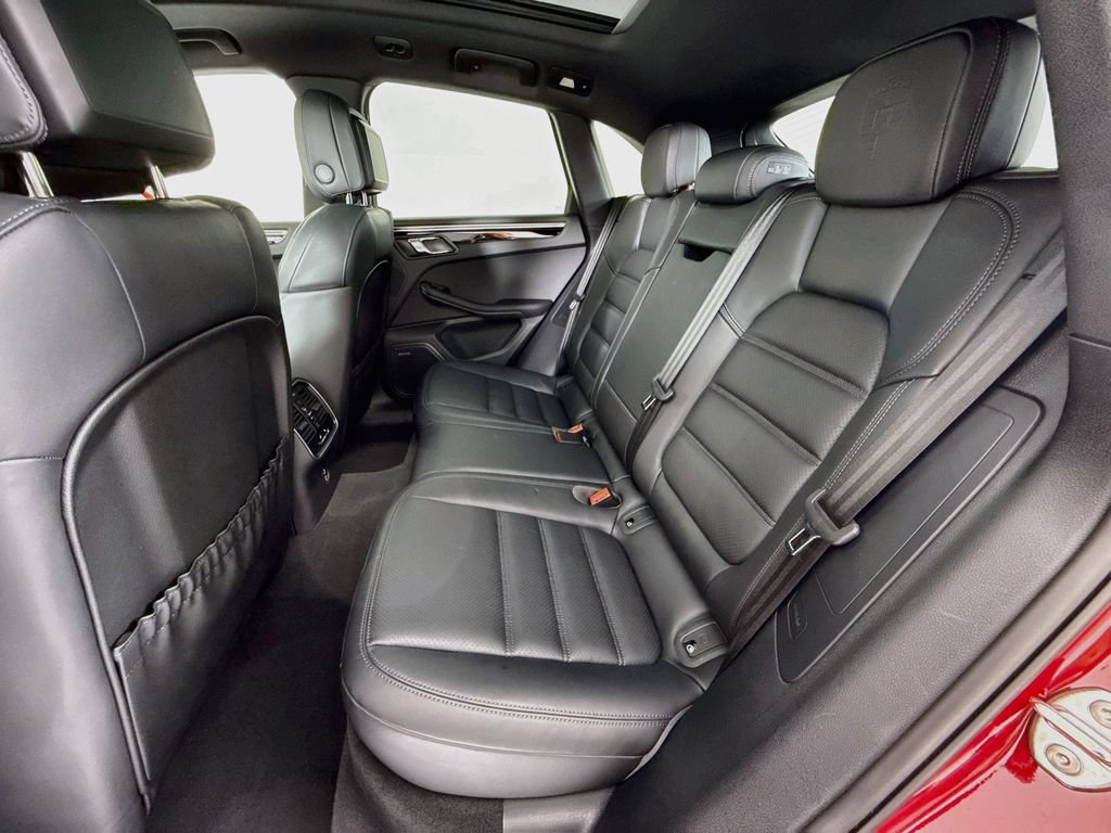 Certified 2025 Porsche Macan AWD/4WD image 24