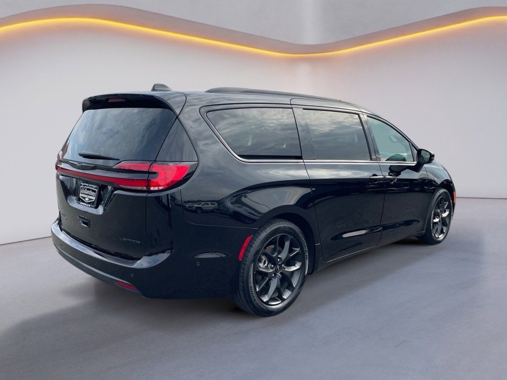 Used 2024 Chrysler Pacifica Limited w/ Uconnect Theater Family Group image 7