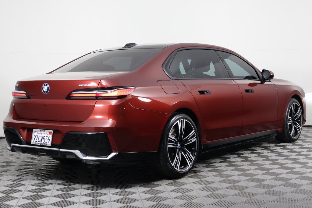 Used 2023 BMW i7 xDrive60 w/ Parking Assistance Package AWD/4WD image 4