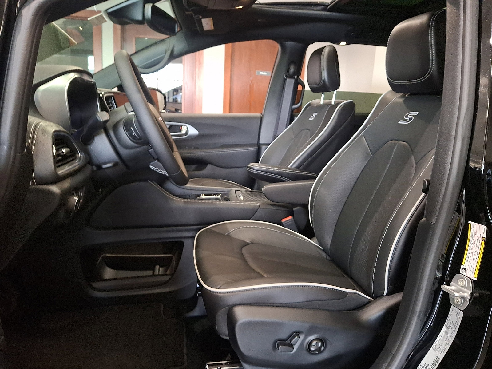 New 2026 Chrysler Pacifica Limited w/ S Appearance Package image 12