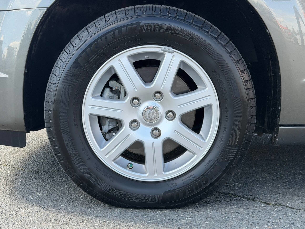 Used 2010 Chrysler Town & Country Touring w/ Entertainment Group #2 image 3