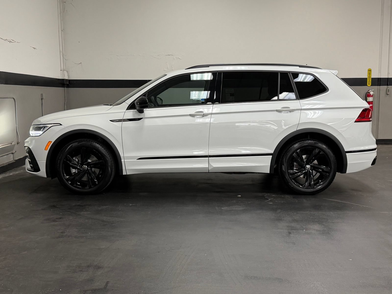 Used 2024 Volkswagen Tiguan SE R-Line FWD image 8