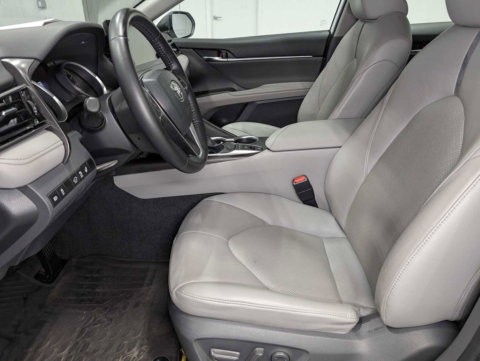 Used 2021 Toyota Camry XLE FWD image 15