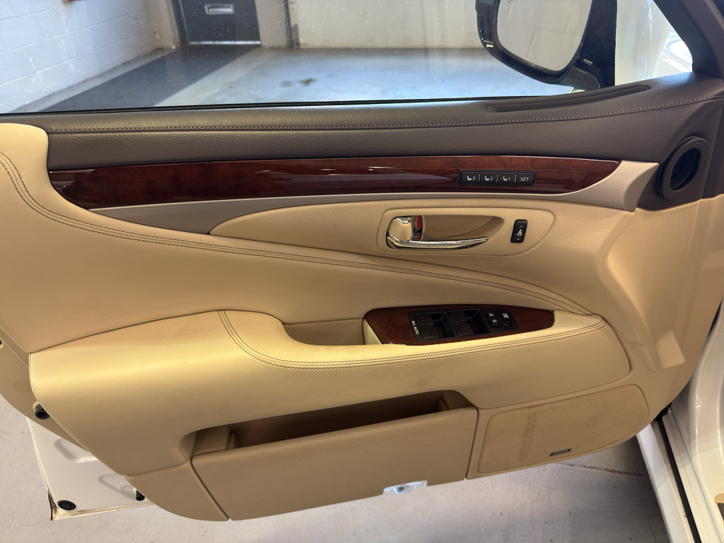 Used 2015 Lexus LS 460 w/ Comfort Package image 14