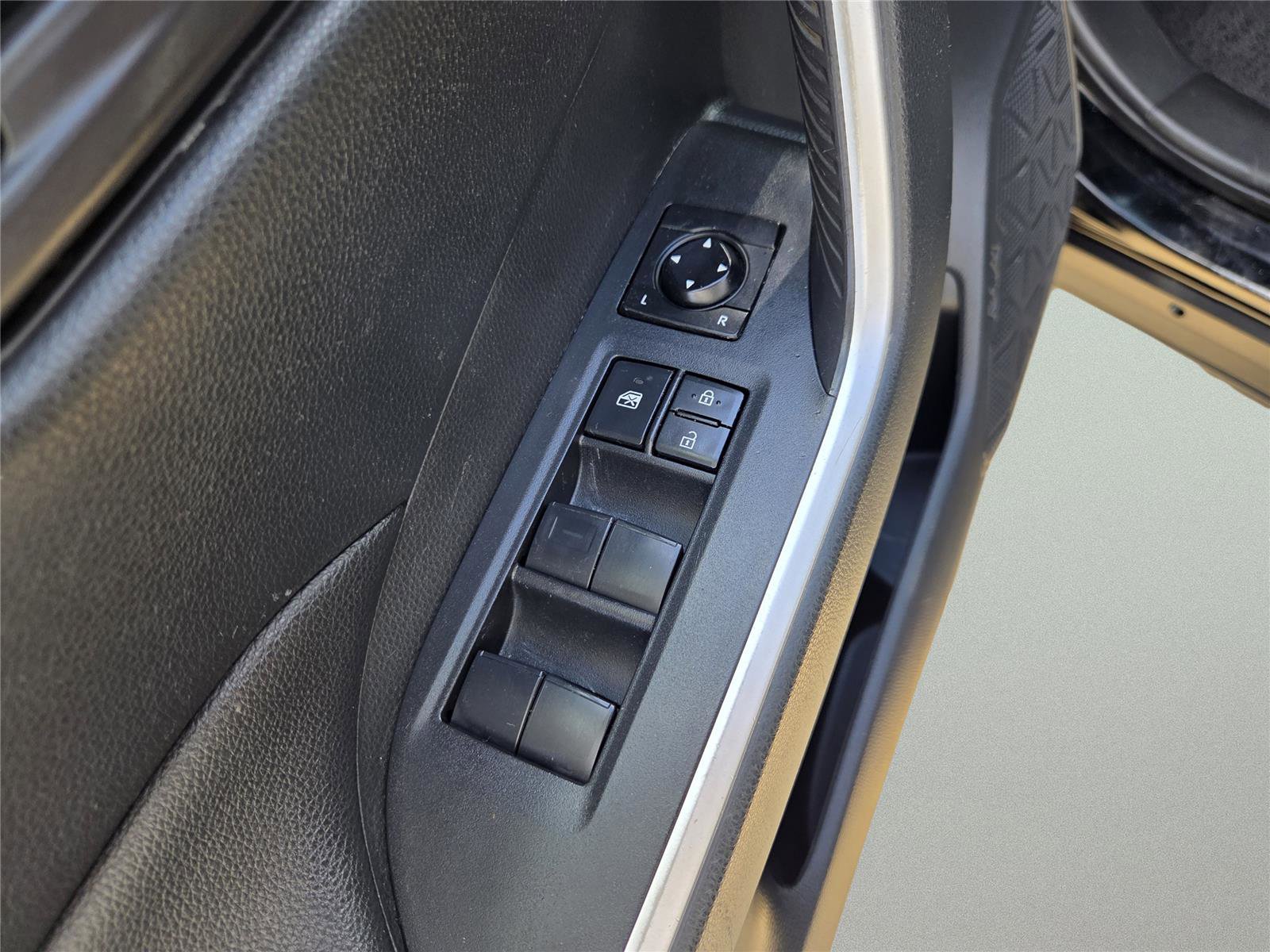 Used 2019 Toyota RAV4 LE image 11