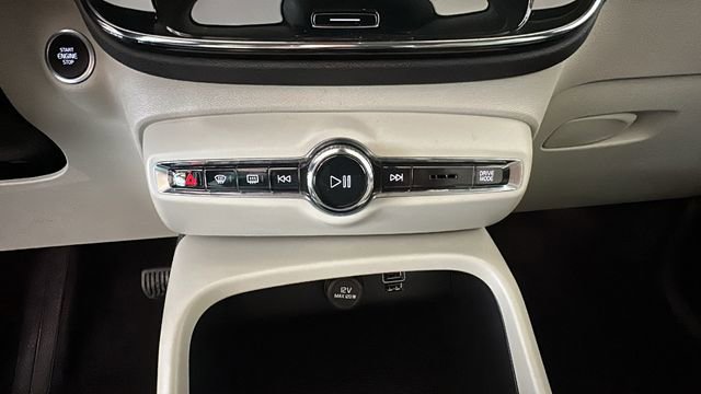 Used 2021 Volvo XC40 T4 Momentum FWD image 22
