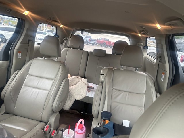 Used 2019 Toyota Sienna L image 11
