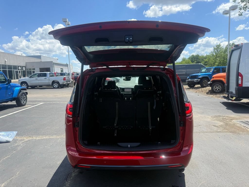 New 2027 Chrysler Pacifica Limited w/ Family Tech Group FWD image 47