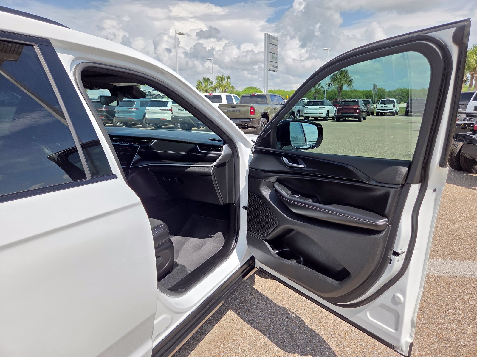 Used 2025 Jeep Grand Cherokee L Altitude AWD/4WD image 21