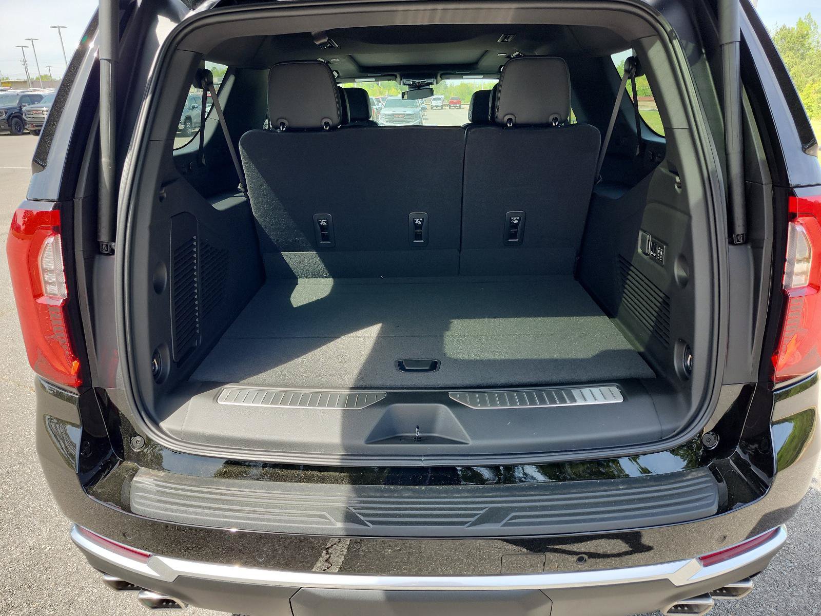 New 2026 GMC Yukon XL Denali w/ Sun & Power Step Package AWD/4WD image 8