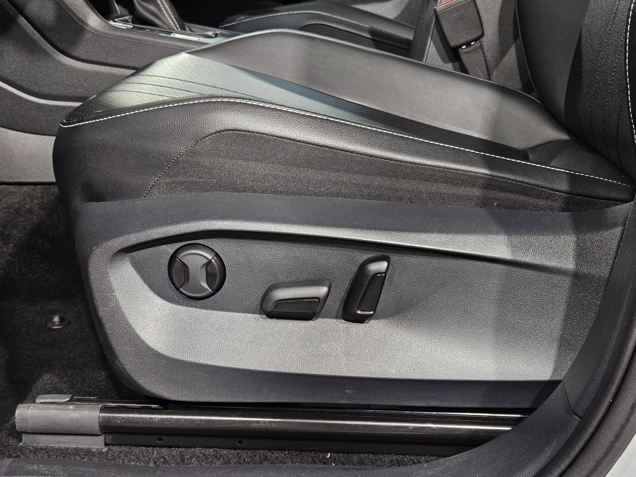 Used 2024 Volkswagen Tiguan SE image 23