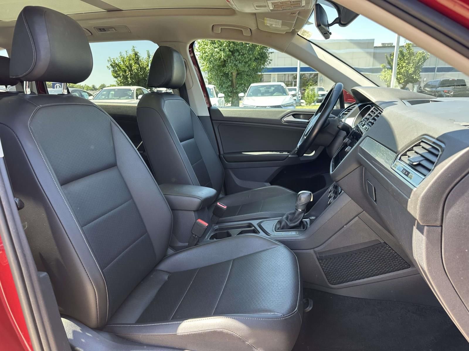 Used 2018 Volkswagen Tiguan SE w/ Panoramic Sunroof Package FWD image 10