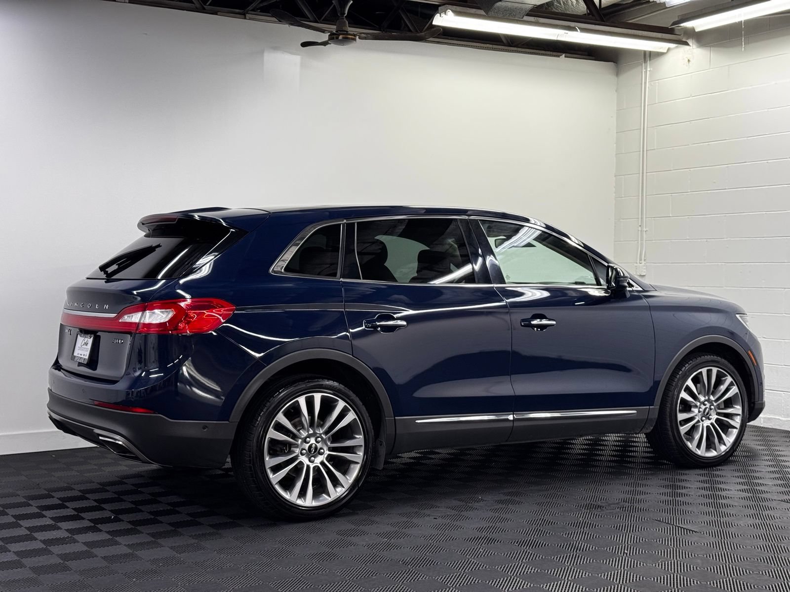 Used 2018 Lincoln MKX Reserve w/ Driver Assistance Package AWD/4WD image 2