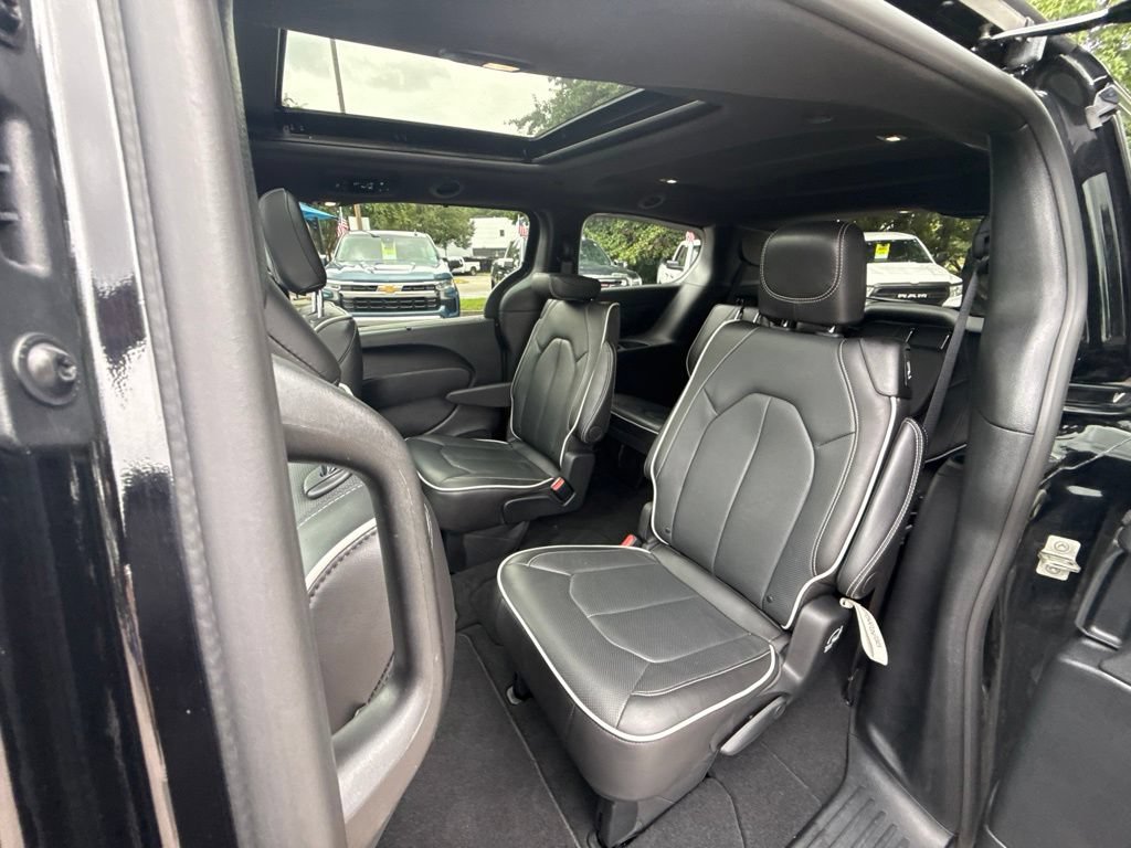 Used 2026 Chrysler Pacifica Limited FWD image 14