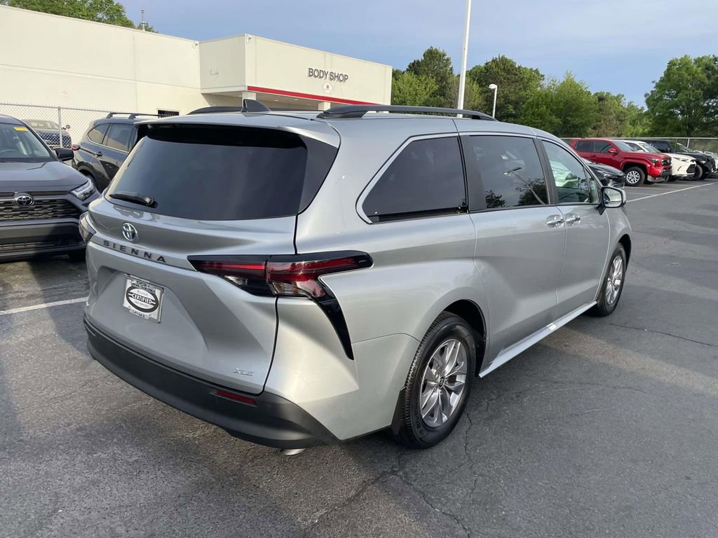 Used 2025 Toyota Sienna XLE image 9