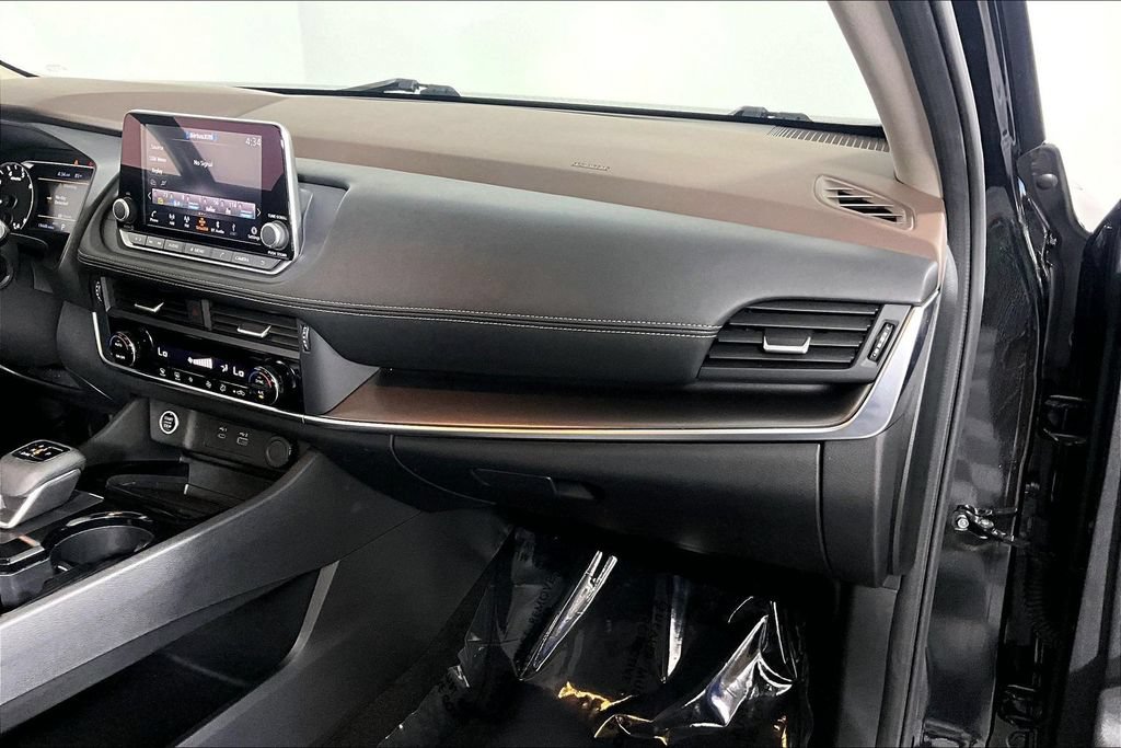 Used 2023 Nissan Rogue SV AWD/4WD image 16