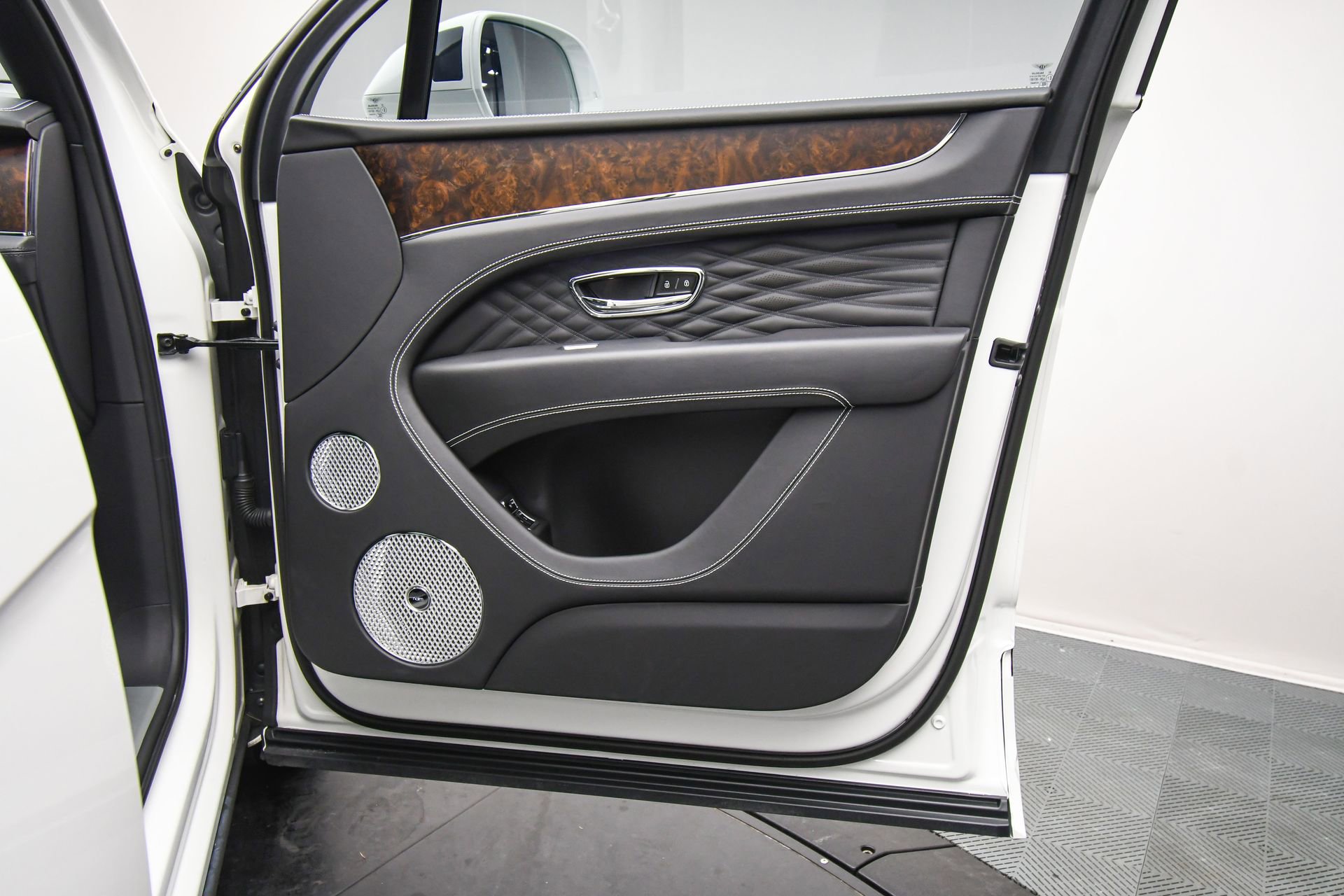 Used 2023 Bentley Bentayga Extended Wheelbase image 46