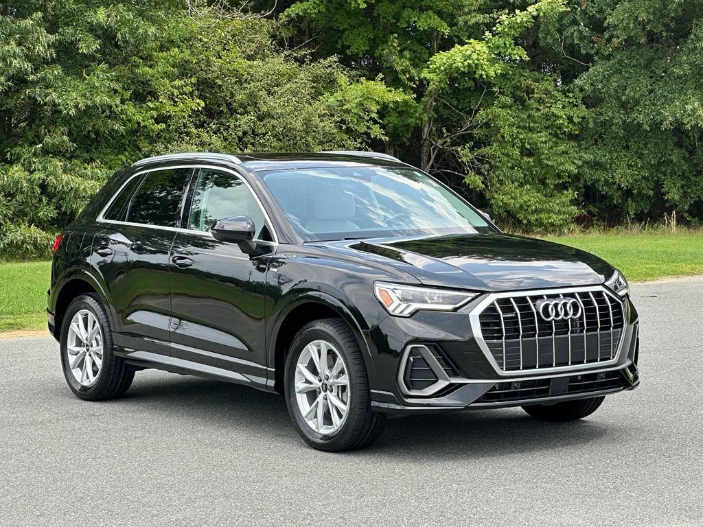 Used 2023 Audi Q3 2.0T Premium w/ Convenience Package AWD/4WD image 2