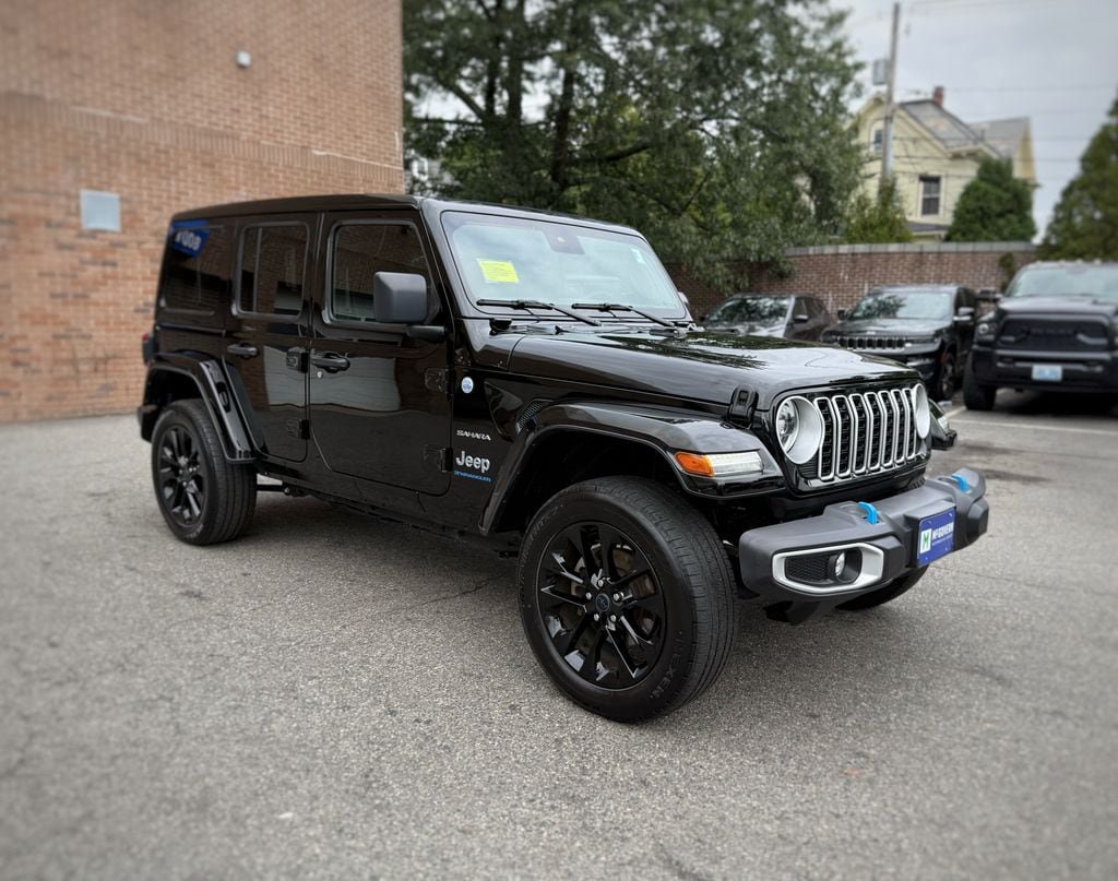Used 2024 Jeep Wrangler Unlimited Sahara AWD/4WD image 3
