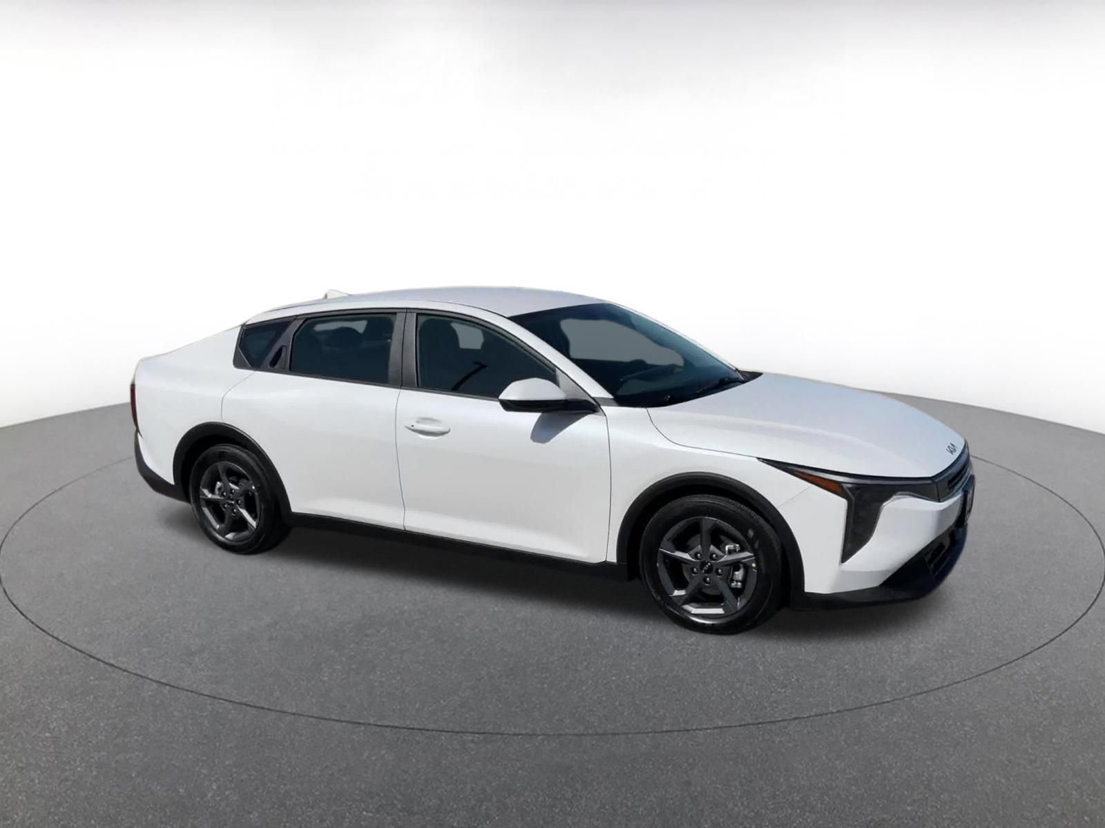 Used 2025 Kia K4 LXS image 2