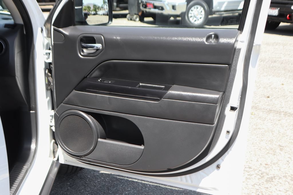 Used 2016 Jeep Patriot Latitude w/ Sun/Sound Group FWD image 35