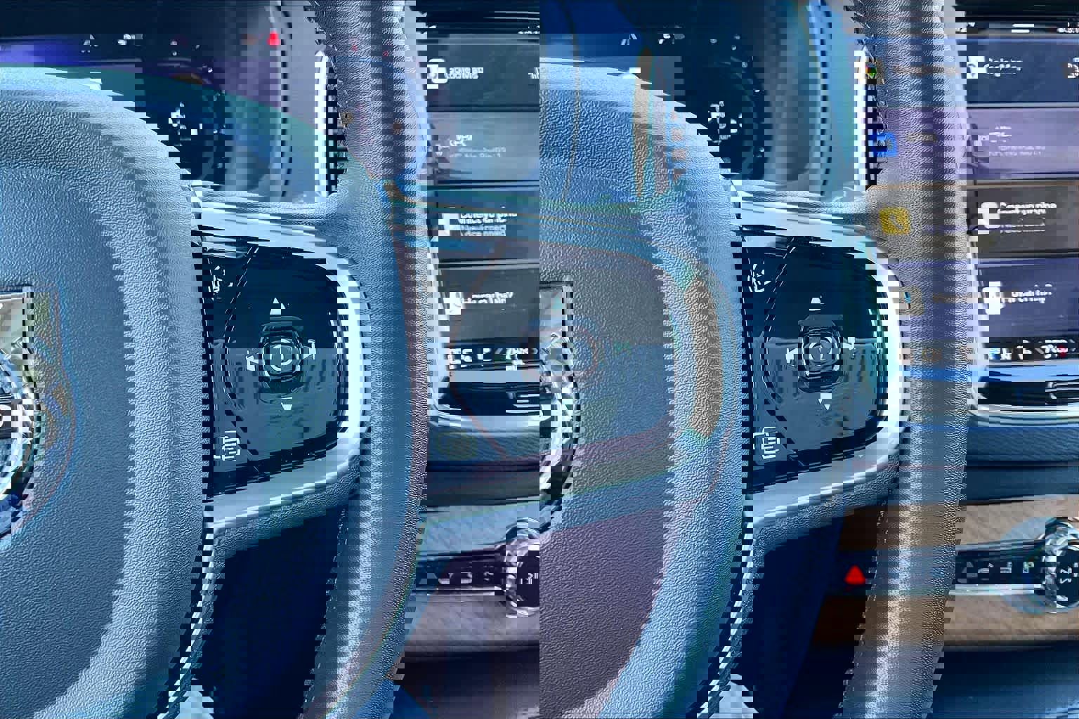 Used 2023 Volvo XC90 B5 Plus image 22