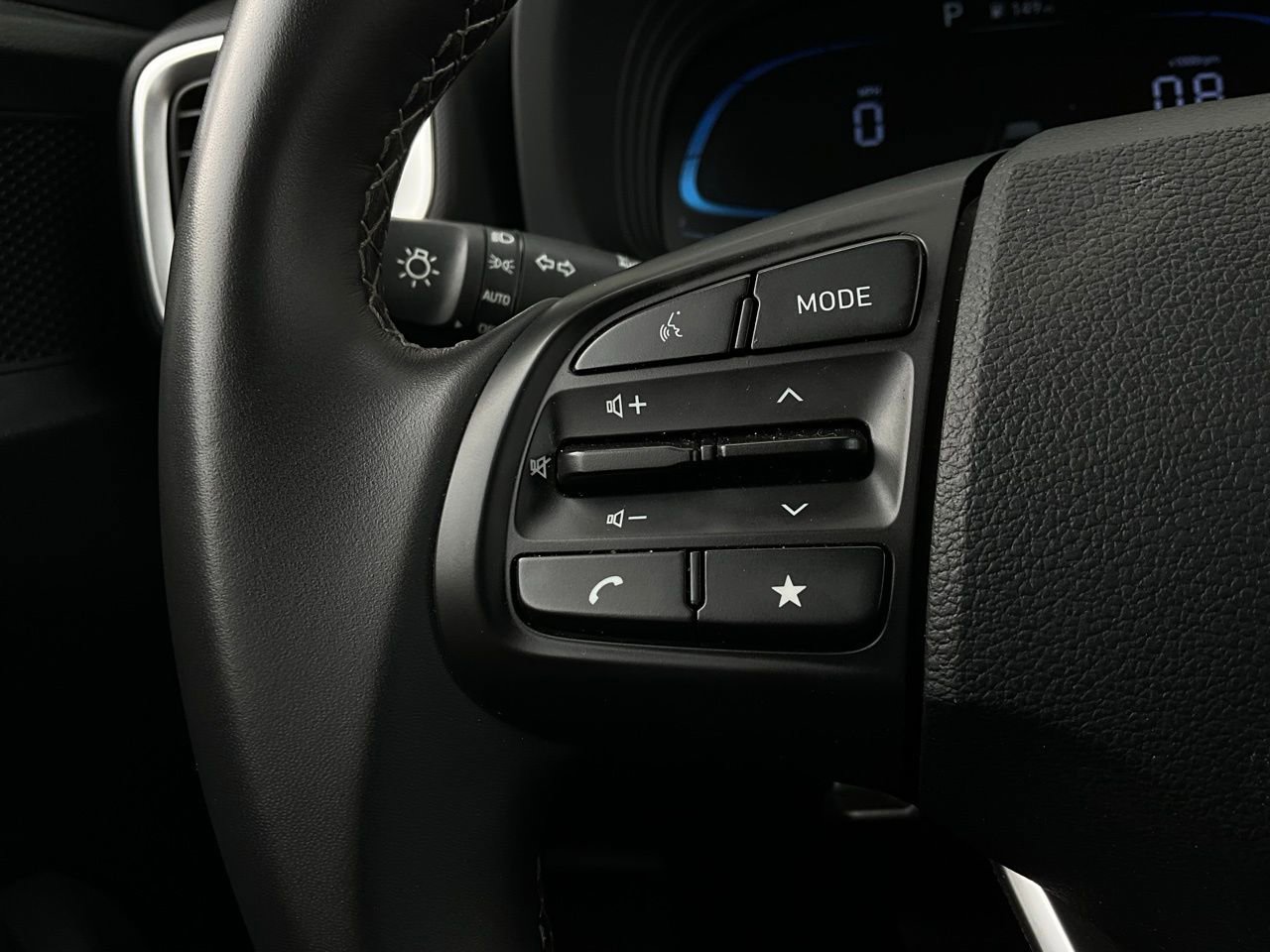 Used 2025 Hyundai Venue SEL image 34