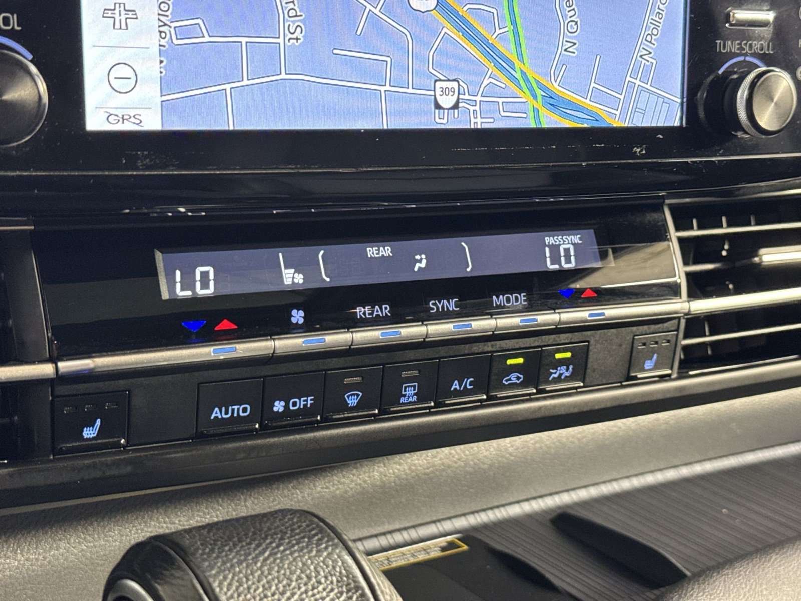 Used 2024 Toyota Sienna XSE w/ XSE Plus Package AWD/4WD image 31