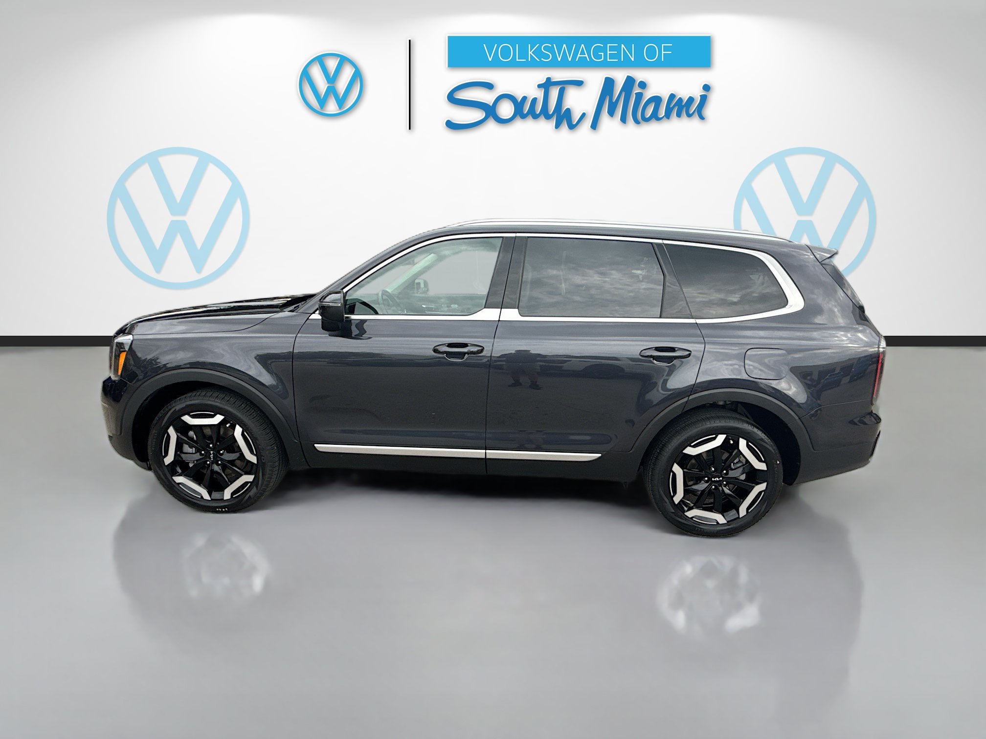 Used 2025 Kia Telluride EX w/ EX Captain's Chair Package FWD image 4