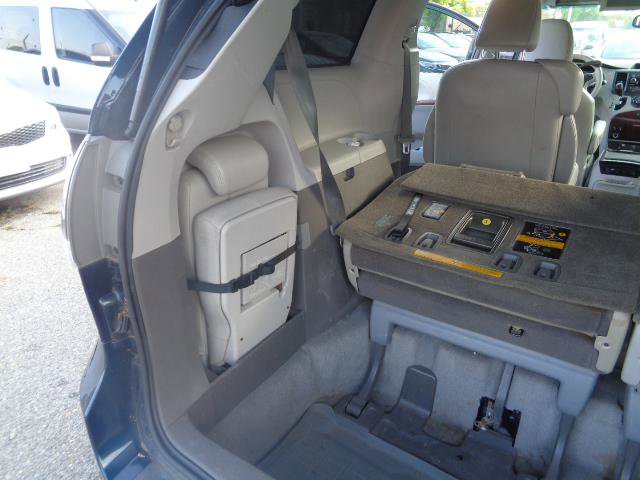 Used 2012 Toyota Sienna XLE image 28