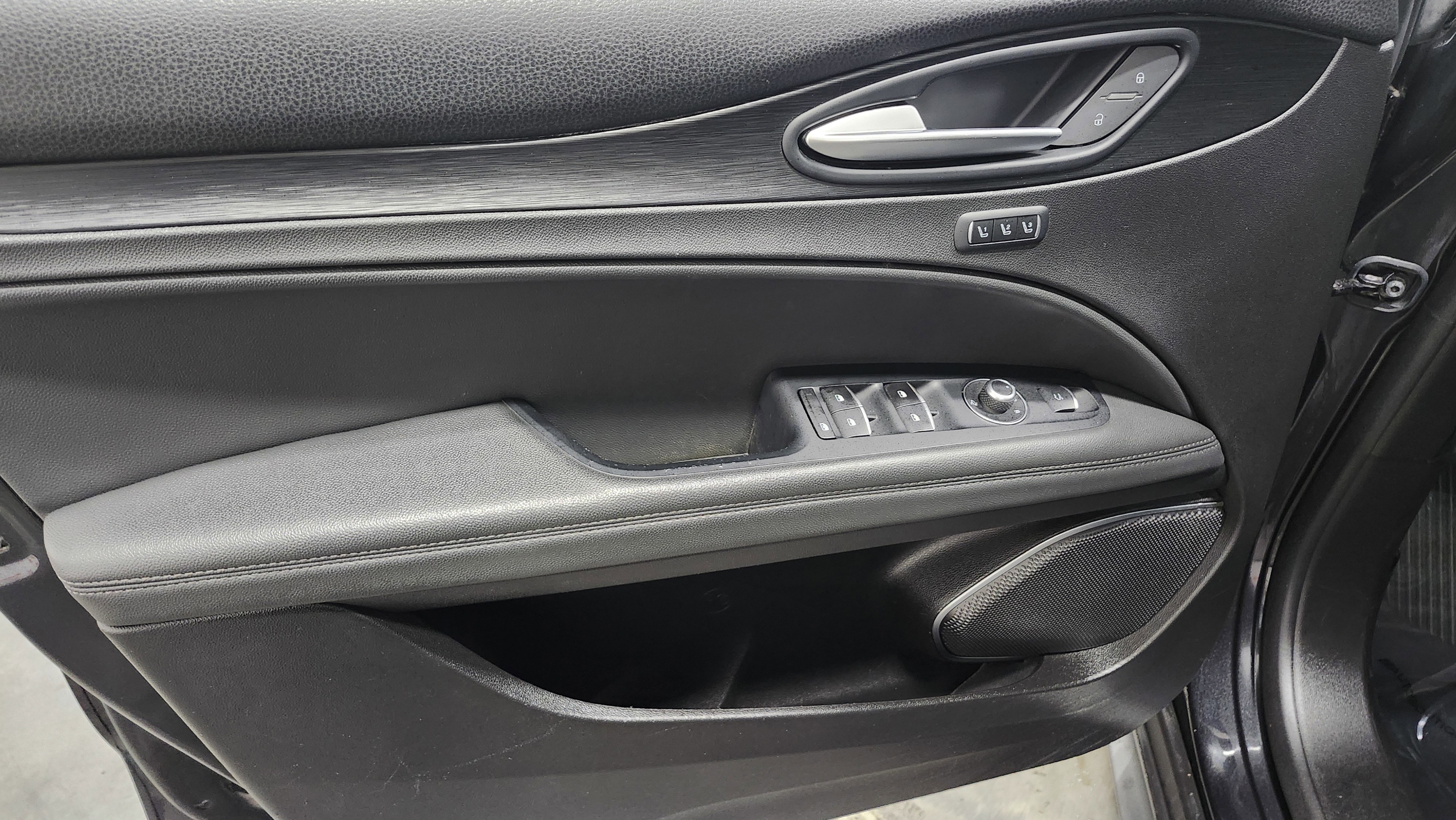 Used 2018 Alfa Romeo Stelvio AWD image 28